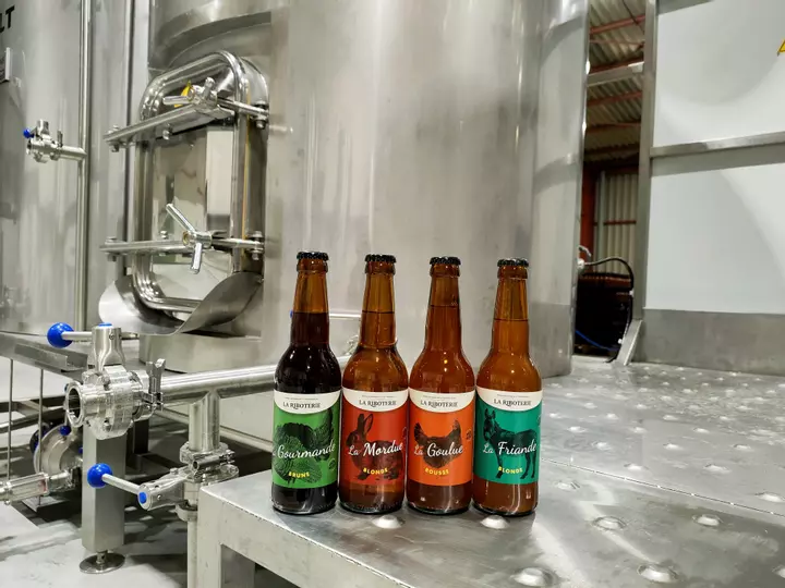 Les 4 bières devant une cuve